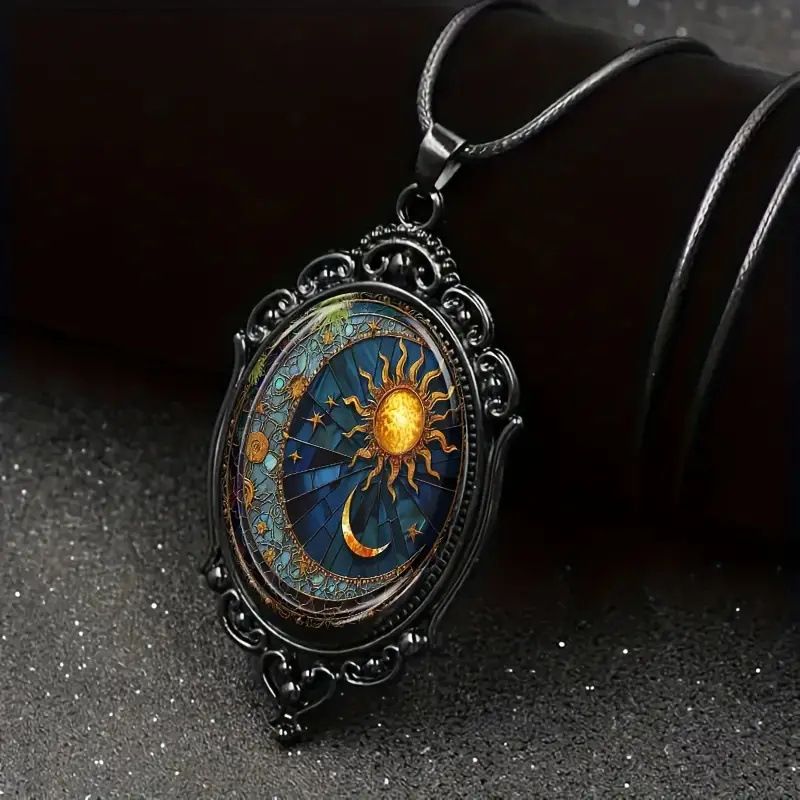 Collier pendentif ovale en verre – Bijoux soleil et lune dans un charmant cadre noir_voghion.com
