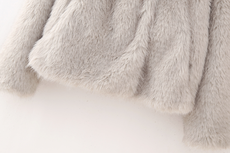 Jaqueta curta feminina com efeito de pele artificial para inverno_voghion.com