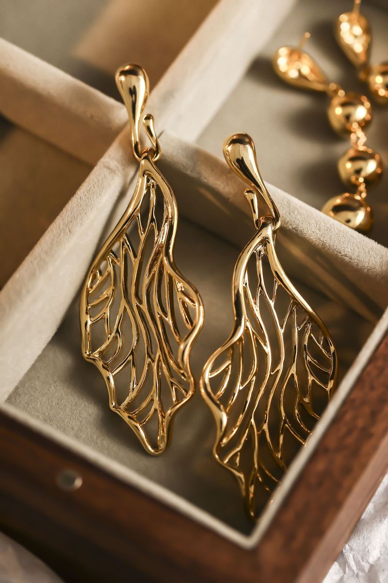 Orecchini da donna in ottone placcato oro, leggeri e di lusso, con design minimalista a forma di foglia cava_voghion.com