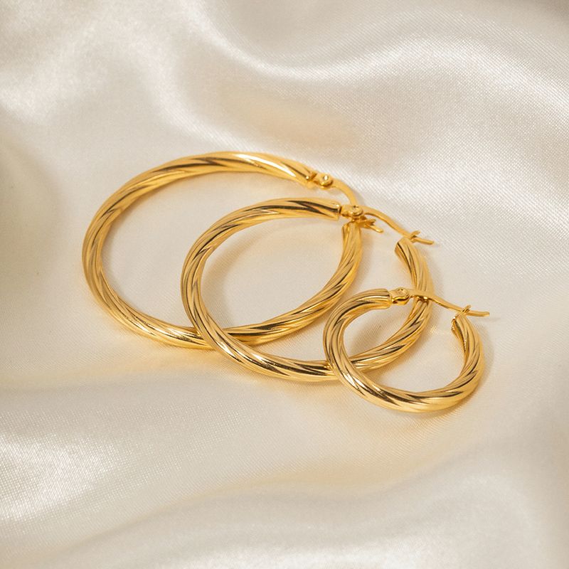 Orecchini a cerchio in acciaio al titanio anti-scolorimento, stile Ins, con cavo in acciaio inossidabile dorato, da donna_voghion.com
