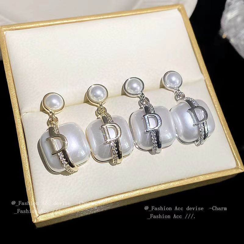 Orecchini da donna con lettera D in zircone, orecchini quadrati in perle, orecchini in argento con ago, placcatura in oro vero, temperamento alla moda, orecchini di alta gamma per le donne_voghion.com