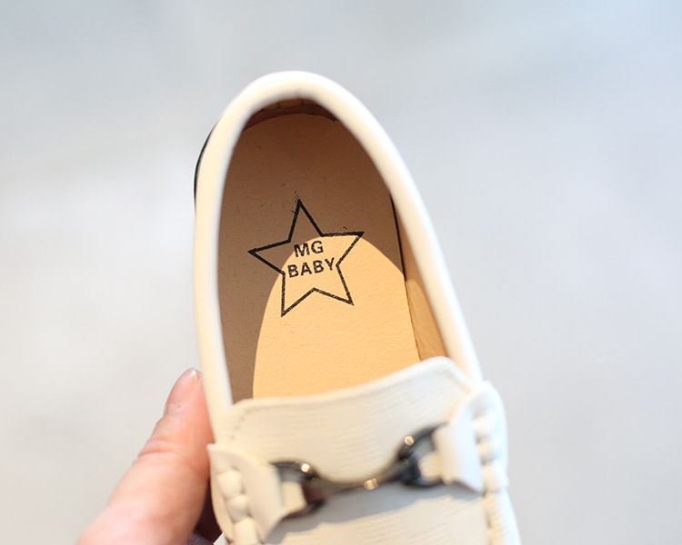 Kinderkleding Jongens en Meisjes Mocassins Zomer Nieuwe Mode Metalen Gesp Schoenen Zachte Bodem Ronde Neus Instappers Sportschoenen Voor Kinderen_voghion.com