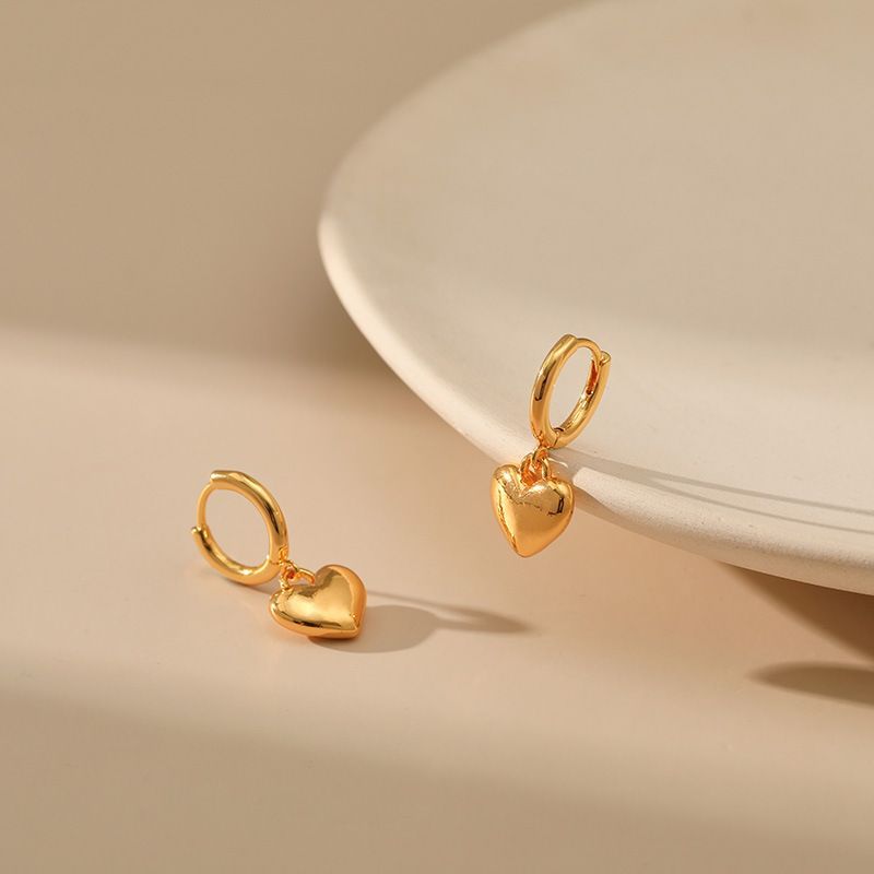 Herzförmige, farbechte, trendige Ohrringe mit echtem K-Gold. Klassischer Stil, passend zu allen Business-Looks._voghion.com