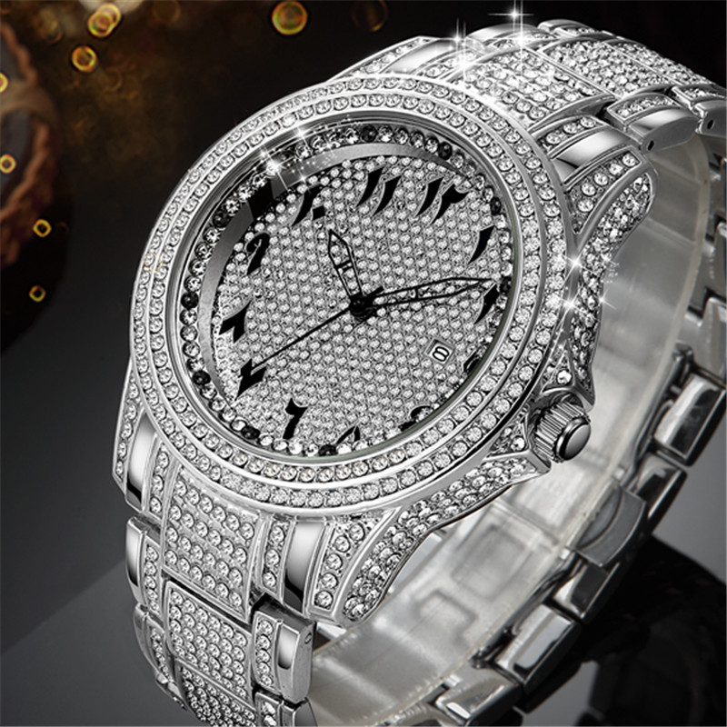 Orologio da uomo di lusso Hip Hop con diamanti e data al quarzo - Opzioni oro, argento, nero - Cassa in acciaio inossidabile da 47 mm con cinturino in lega. Orologio elegante e resistente._voghion.com