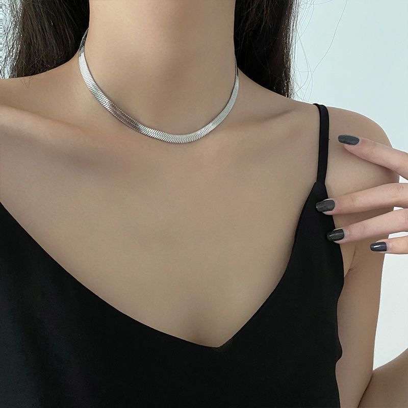 Collana unisex in metallo con personalità, catena per clavicola, stile minimalista, girocollo, elegante, celebrità di Internet, design di nicchia semplice per donne_voghion.com