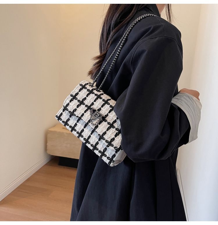 Xiaoxiangfeng Licht Luxus Wolle für Frauen 2023 Neue Trendy Mode Kette Textur Einzelnen Schulter Crossbody Kleine Quadratische_voghion.com
