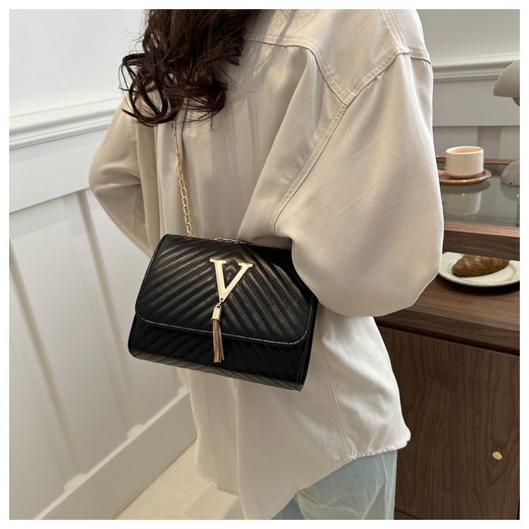 Borsa a tracolla con decorazione a V con nappe ricamate, semplice e versatile, da donna, modello 2024_voghion.com