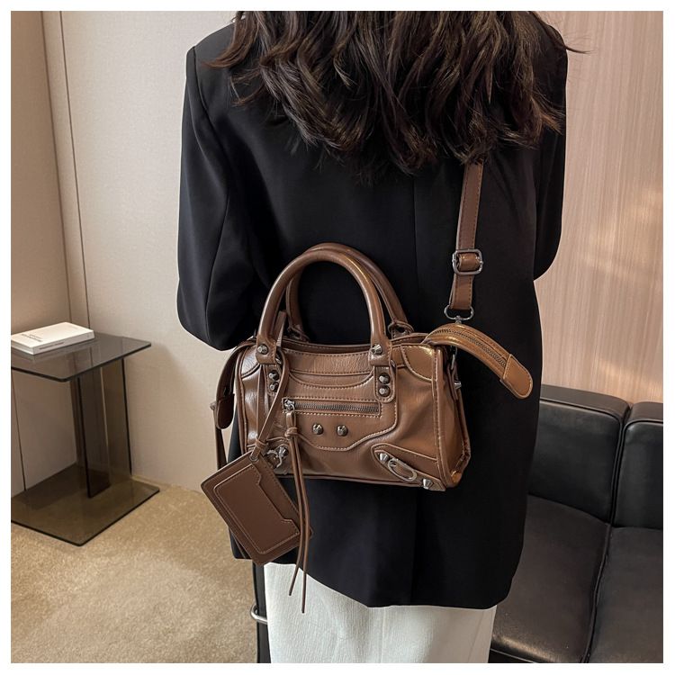 Torba damska 2024 nowa torba motocyklowa poduszka z nitami modna dojazdowa tekstura uniwersalna torba typu crossbody_voghion.com