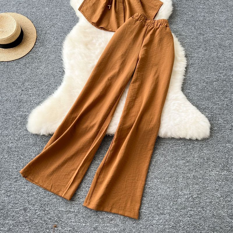 Completo da donna in due pezzi con vita allacciata e versatile camicia a maniche corte con vita alta e pantaloni dritti e aderenti a gamba larga_voghion.com