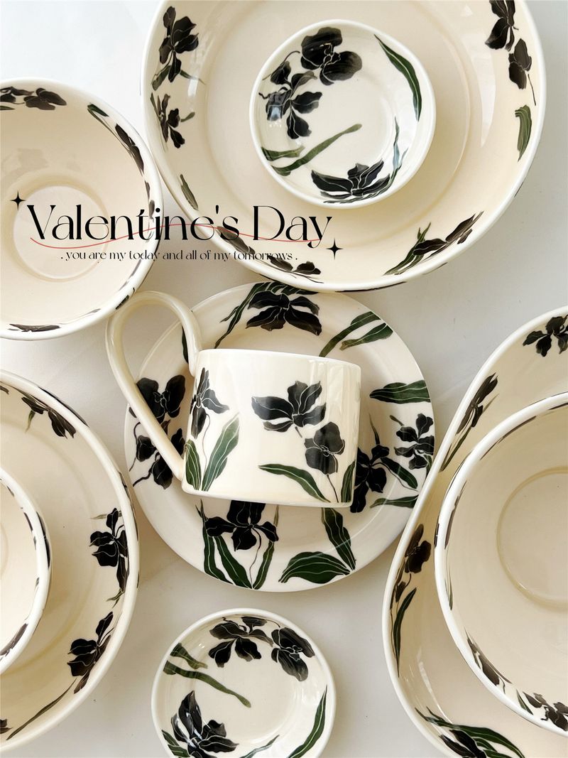 Elegante zwarte keramische serviesset met bloemenmotief – 6-delig magnetronbestendig servies met irispatronen – Vintage-geïnspireerde aardewerken kommen en borden_voghion.com
