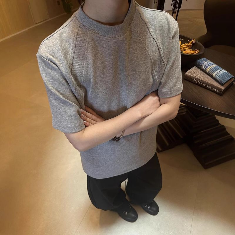 Světle šedé tričko s volnými listy a rameny, trendy značka, stylové a výbušné pouliční oblečení, pánské kraťasy Sorona, letní městské oblečení_voghion.com