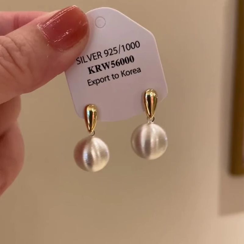 Brincos de pino de bola de ouro de nicho para mulheres temperamento de vento frio, joias de orelha simples e leves de luxo de alta qualidade_voghion.com