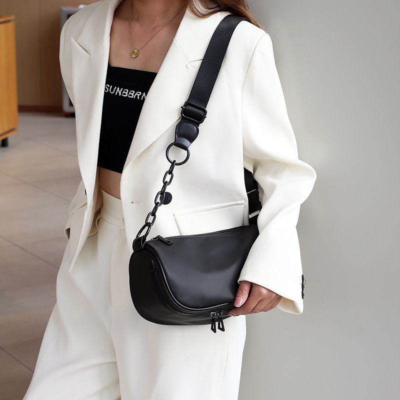 Borsa a tracolla sportiva alla moda, piccola e leggera, in tinta unita, con catena semplice e alla moda per le donne, popolare quest'anno_voghion.com