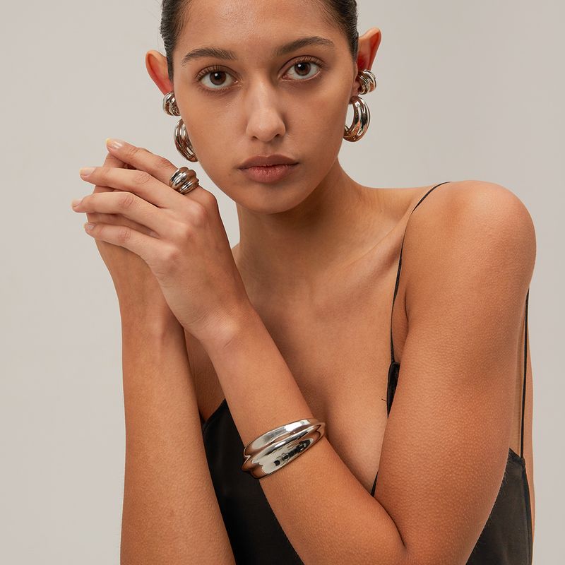 INS Internet-Berühmtheit gleiches Gold Edelstahl Hammermuster eingelegter Diamant C-förmiger Ohrclip nicht verblassendes Zubehör_voghion.com