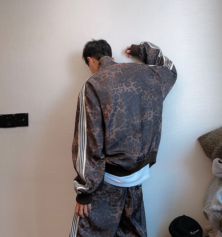Men's Vintage OOTD Outfit – Retro Side-Stripe Jacket & Leopard Print Jogger Set (90s Throwback Style)_voghion.com