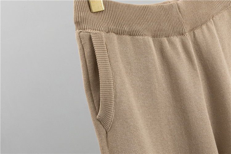 Set di tre pantaloni a gamba larga con cardigan lavorato a maglia sottile da donna_voghion.com