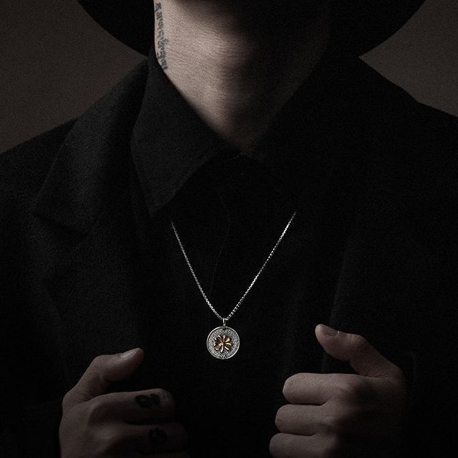 Collana con ciondolo vintage a forma di quadrifoglio in argento sterling 925, design di alta qualità, accessori di nicchia alla moda per uomo_voghion.com