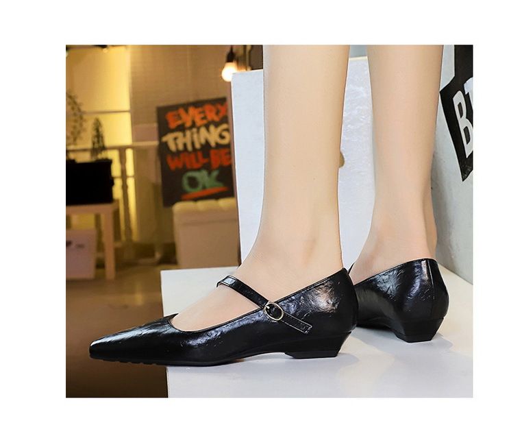 3683-13 Modische und stilvolle Damenschuhe mit flacher Öffnung, schrägem Absatz, diagonalem Strohhalm, dekorativem Handgriffmuster,_voghion.com