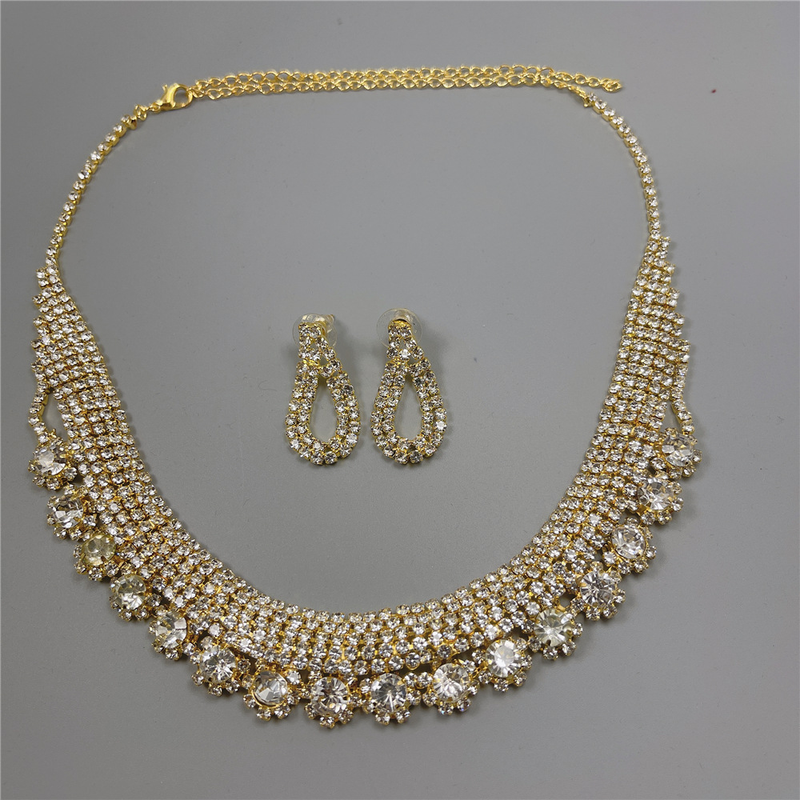 Gioielli con diamanti, collana versatile, orecchini, set di accessori per abiti da sposa in studio, set di gioielli_voghion.com