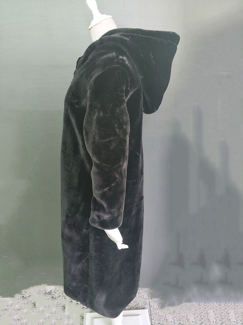 Damenmode mittellanger Mantel aus warmem Nerzimitat mit schwarzem Gürtel_voghion.com