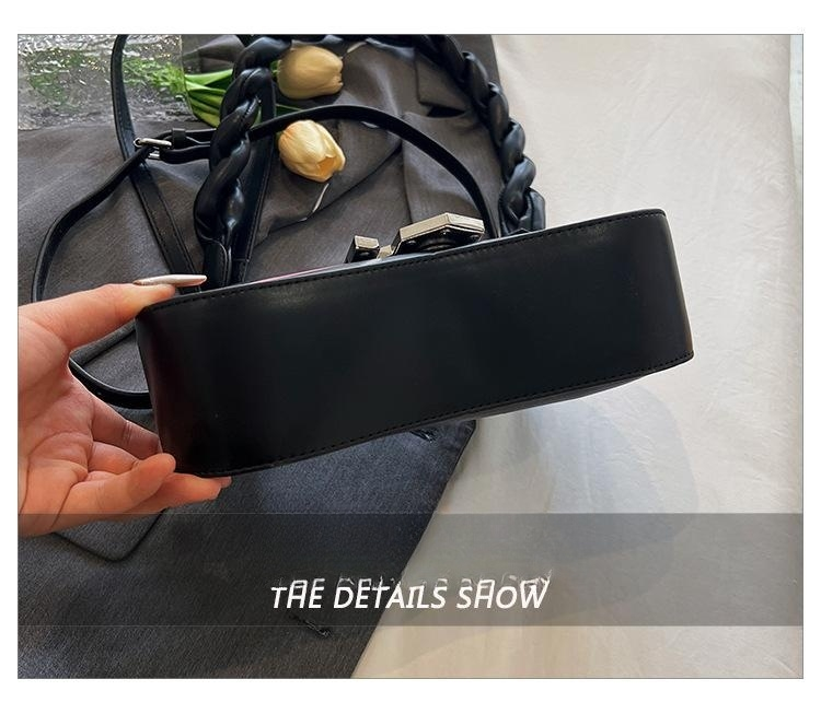 2023 new trendy texture shoulder bag fashion color contrast woven twist shoulder strap underarm bag_voghion.com