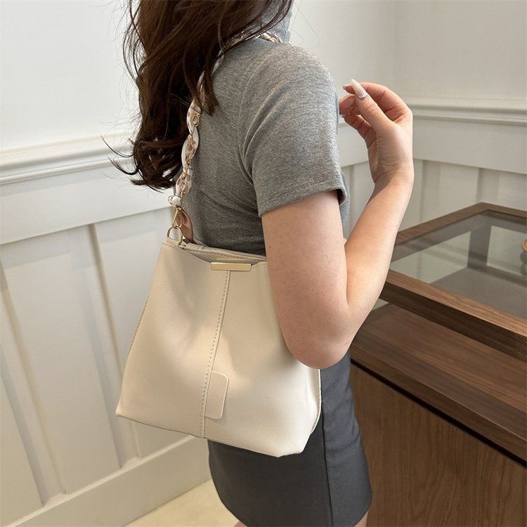 Secchiello alla moda ad alta capacità nel 2024, nuova tracolla a catena con design di nicchia, borsa a tracolla per donna_voghion.com