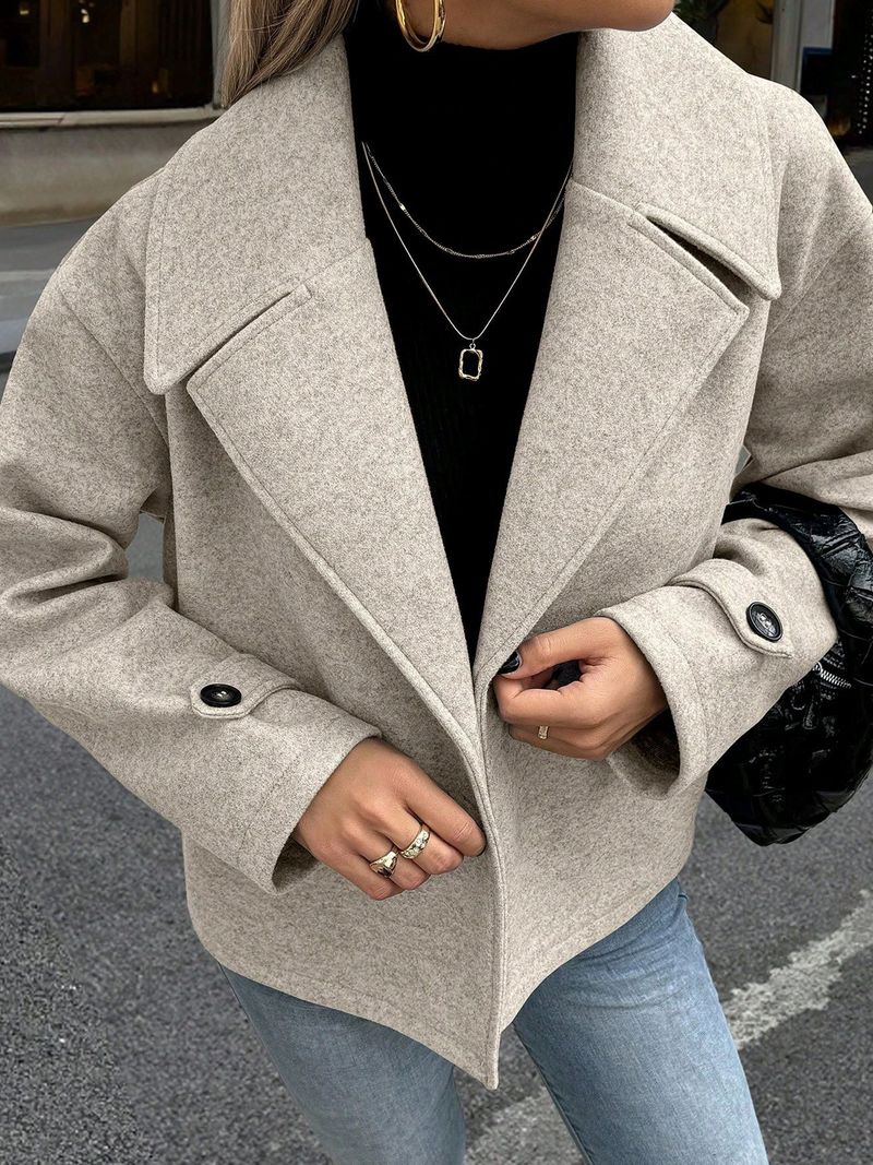 Eleganter kurzer Wollmantel mit breitem Revers und schwarzen Knopfakzenten – Stilvolle Herbstoberbekleidung für Damen_voghion.com