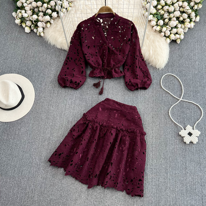 Conjunto feminino de duas peças com camisa curta e manga lanterna, cintura alta e saia justa em A_voghion.com