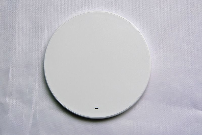 Slim & Fast 10W Wireless Charger, Round Portable Qi-Certified Charging Pad With LED Indicator, Perfect Gift For Home/Office (Black/White)_voghion.com