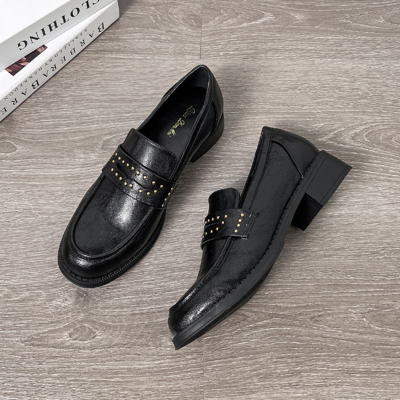 Mocassini neri da donna con punta tonda, borchie, plissettati e tacco spesso, senza lacci_voghion.com