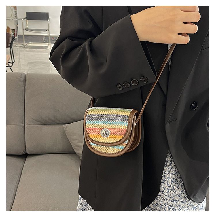 Kinder-Umhängetaschen, beliebte All-Match-Mini-Muscheltasche, Kontrastfarbe, geflochtenes Stroh, Eltern-Kind-Mädchen-Umhängetasche, Lippenstifttasche, weiblich_voghion.com