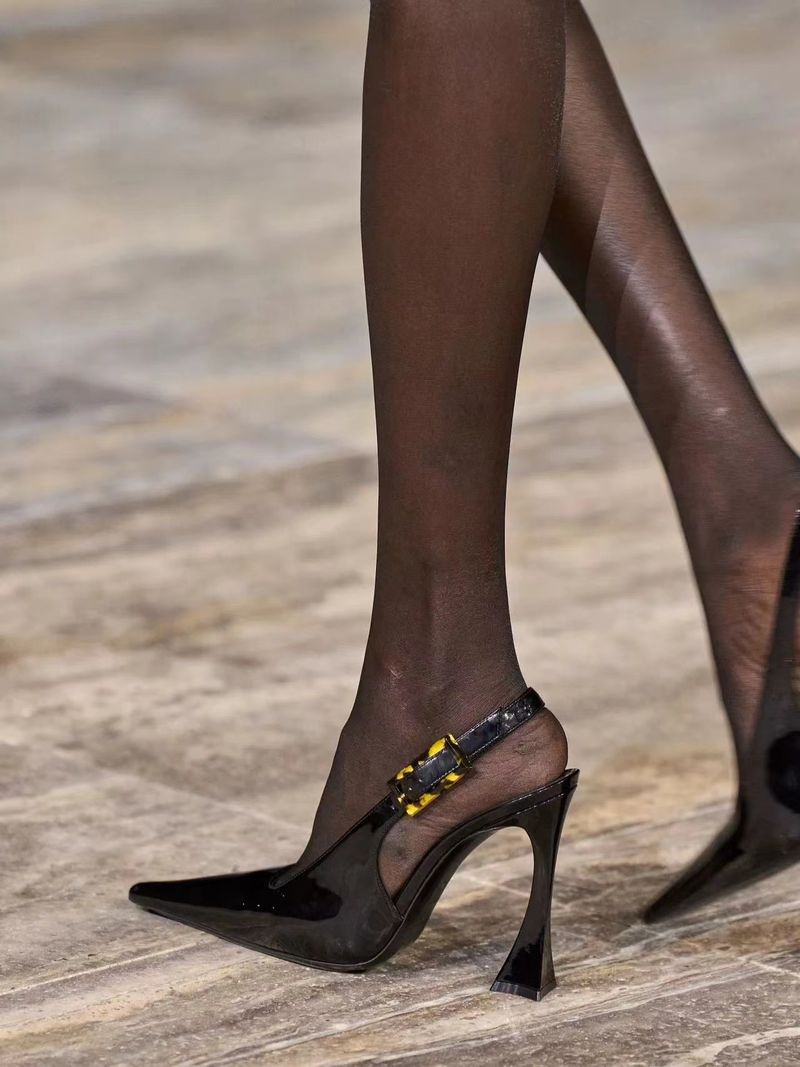Høyhælte sko i lakkskinn fra 2024, ny vår/sommer-runway-visning, med grunt snitt og firkantet tå, iført sexy single._voghion.com