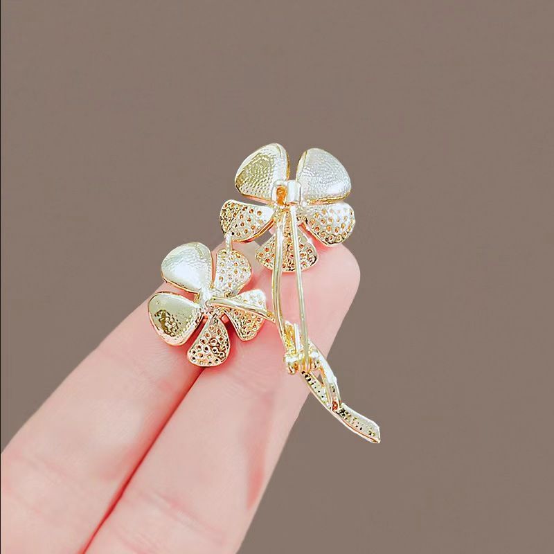 Broche de flor pequeña con temperamento, perla, exquisito ramillete de alta gama, accesorio para suéter, antiluz, nuevo alfiler_voghion.com