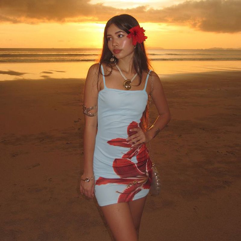 Strandurlaubsstil, großer Blumendruck, kontrastfarbene Basis, schmale Passform, hüftbetont, Hosenträgerkleid, kurz, neu_voghion.com