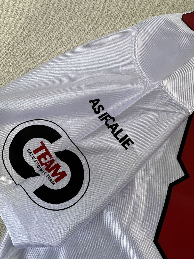 Top in jersey patchwork ispirato al K-Pop Minji - Maglietta ampia a maniche corte con ricamo e scollo a V_voghion.com