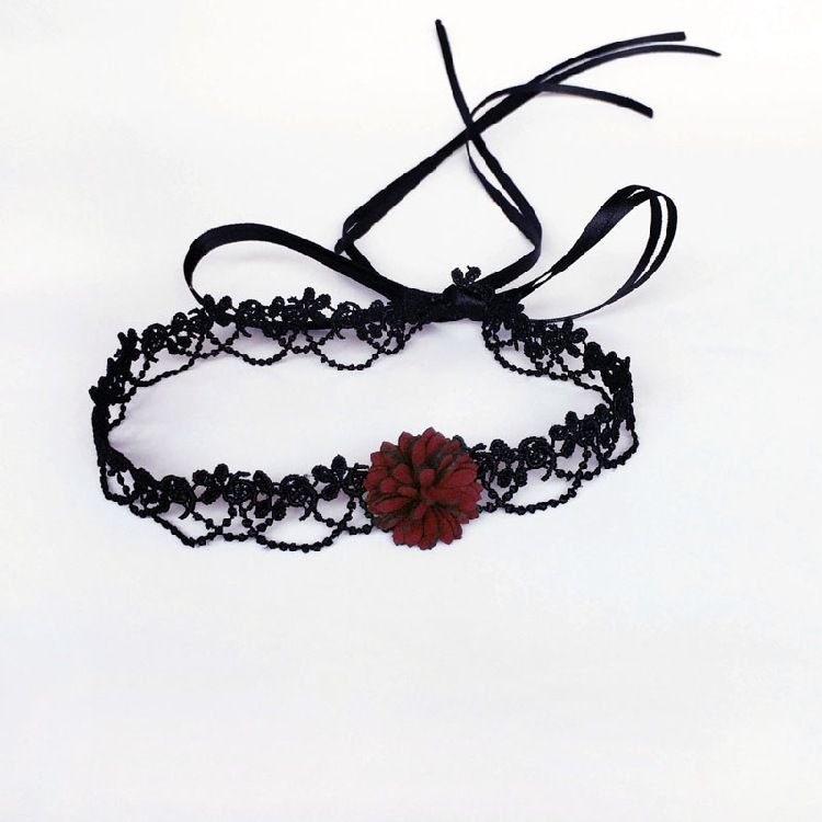 Collana lunga con clavicola in pizzo nero, girocollo con fiore di rosa intrecciato rosso vino e corda da annodare_voghion.com