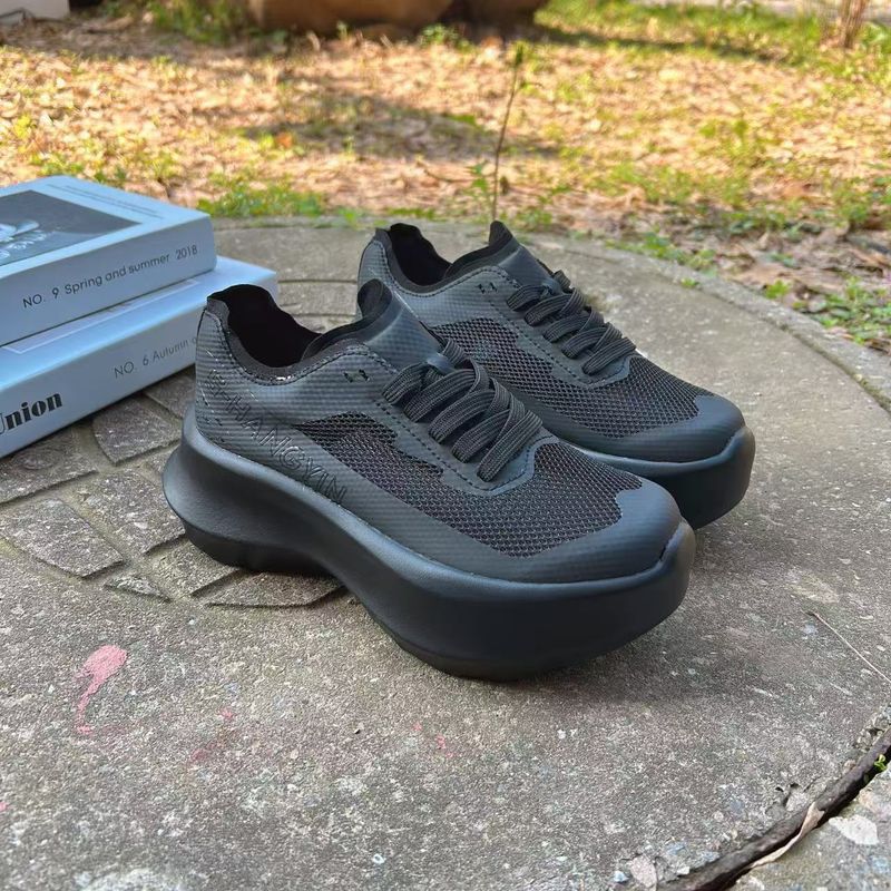 CDG Xiaosa Collaboration Sponge Cake Sola grossa com aumento de altura, sapatos esportivos casuais brancos para mulheres Lisa, com cadarço de 7 cm_voghion.com