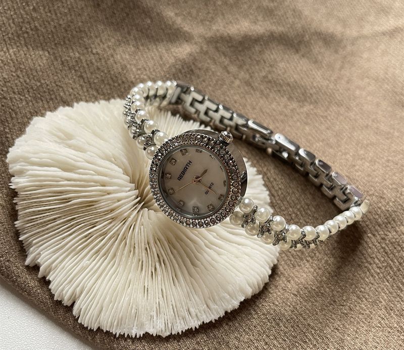Nuovo orologio da donna di lusso leggero con bracciale in perle, squisito quadrante piccolo in madreperla di alto valore_voghion.com