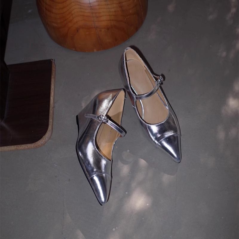 Lammfell-Version ~ Frühling/Sommer Neue spitze Retro-Mary-Jane-Keilabsatzschuhe aus silbernem Leder mit kleinem Riemen_voghion.com