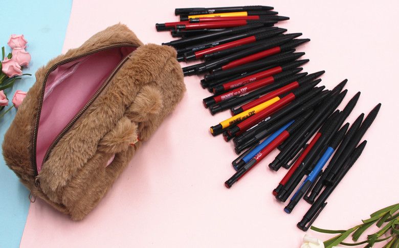 2023 Grenzüberschreitender Spot Große Kapazität Puff Bleistifttasche Niedliche Bär Student Plüsch Schreibwarentasche Bleistifttasche Weiche Heilung Brieftasche_voghion.com