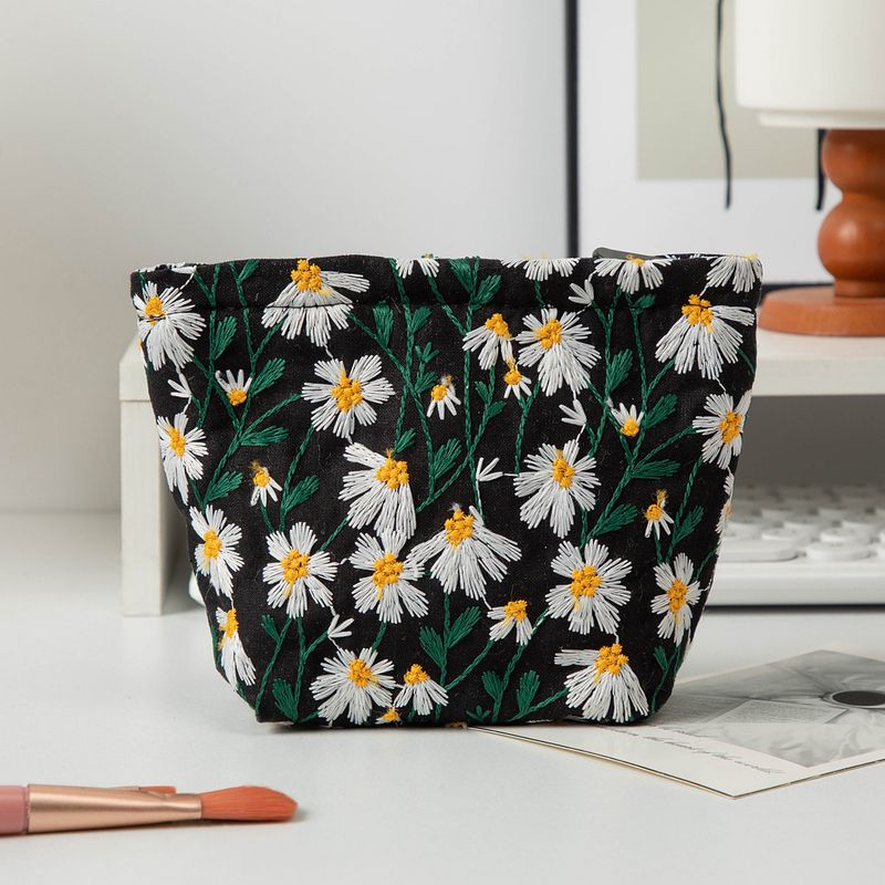 Ins Style Große Kapazität Canvas Make-up Toilettenartikel Hautpflege Lagerung Kleine Daisy Stickerei Tragbare Clutch_voghion.com