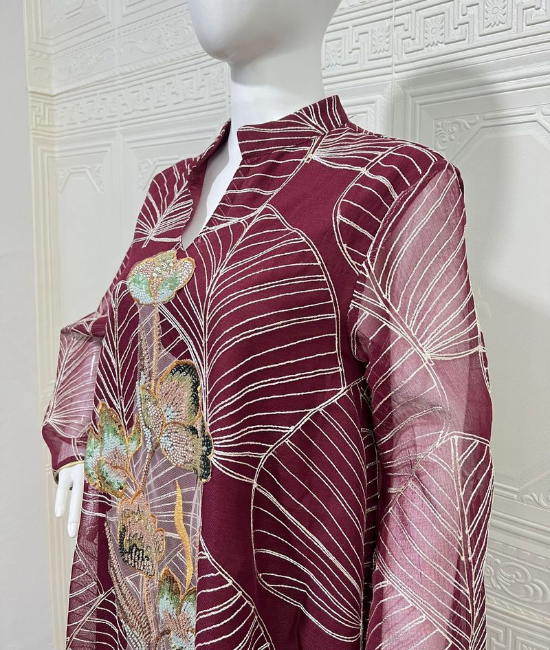 Elegantes besticktes Abaya-Kleid aus Netzstoff für muslimische Frauen – schlichtes islamisches Gebetskleid mit langen Ärmeln und Blumenstickerei_voghion.com