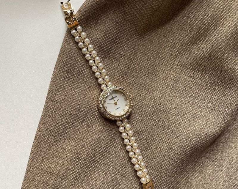 Nuovo orologio da donna di lusso leggero con bracciale in perle, squisito quadrante piccolo in madreperla di alto valore_voghion.com