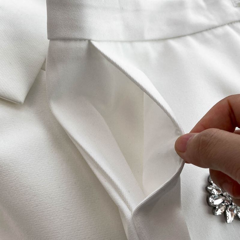 Ein unbeschwerter, zweiteiliger Anzug für Berufspendlerinnen mit Rautenblumen und taillenbetonter, vielseitiger Anzugjacke + hoch taillierter Hose_voghion.com