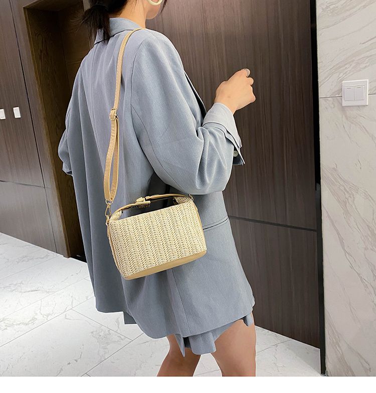 2024 Nieuwe lente/zomer kleine tas voor dames Trendy Koreaanse editie Veelzijdige crossbody tas Eenvoudige en frisse handtas met één schouder van grasweefsel_voghion.com