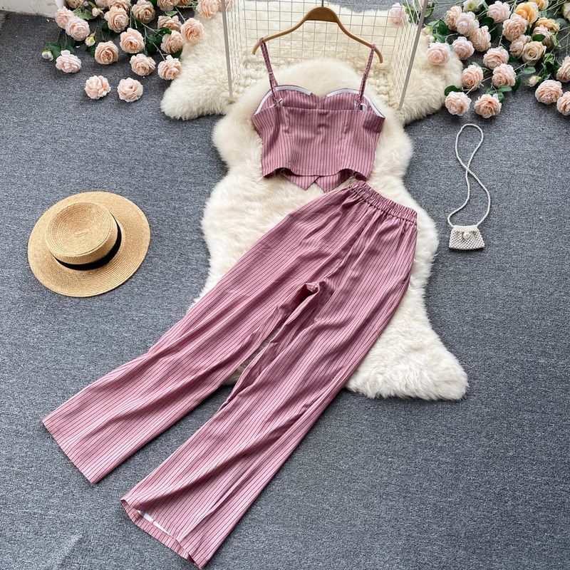 Abiti da donna alla moda ed eleganti, leggeri e maturi, canotta a righe, gilet, pantaloni, completo due pezzi_voghion.com