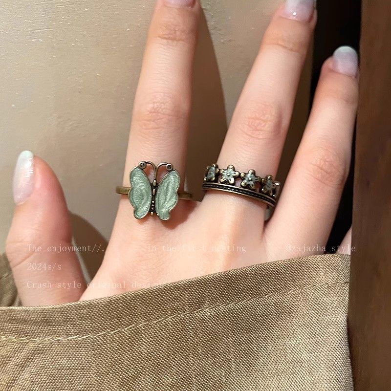 Anelli da donna di alta qualità con piccoli fiori a nicchia, aperti, in stile retrò, con farfalle impilate e effetto invecchiato_voghion.com