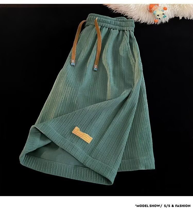 „Herren-Freizeitshorts aus Eisseide – Sommerliche, locker sitzende Drapierungsshorts mit minimalistischer Stickerei“_voghion.com