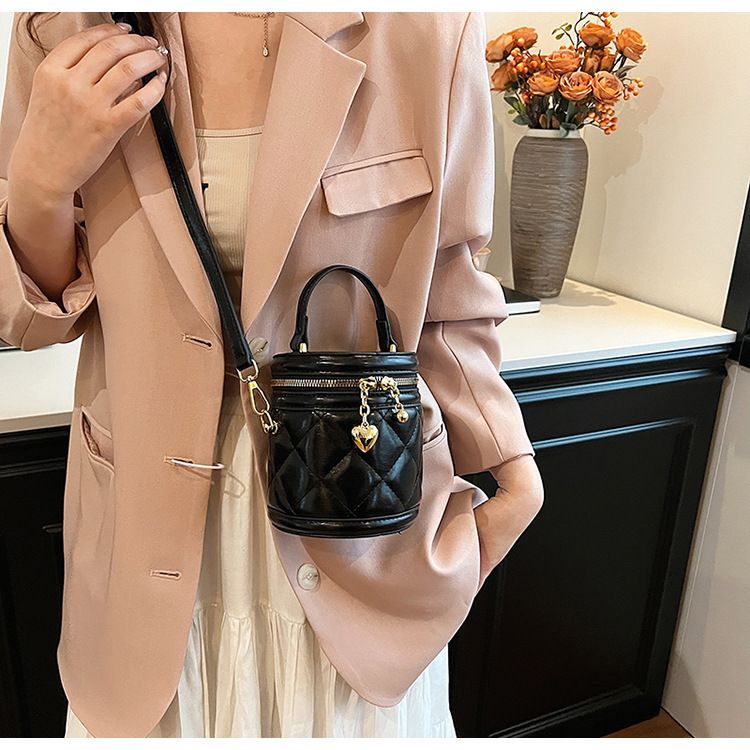 2024 Summer New Fashion Niche Crossbody Bag Texture Diamond Grid Portable Bucket Bag Retro Versatile Small Bag Girl_voghion.com