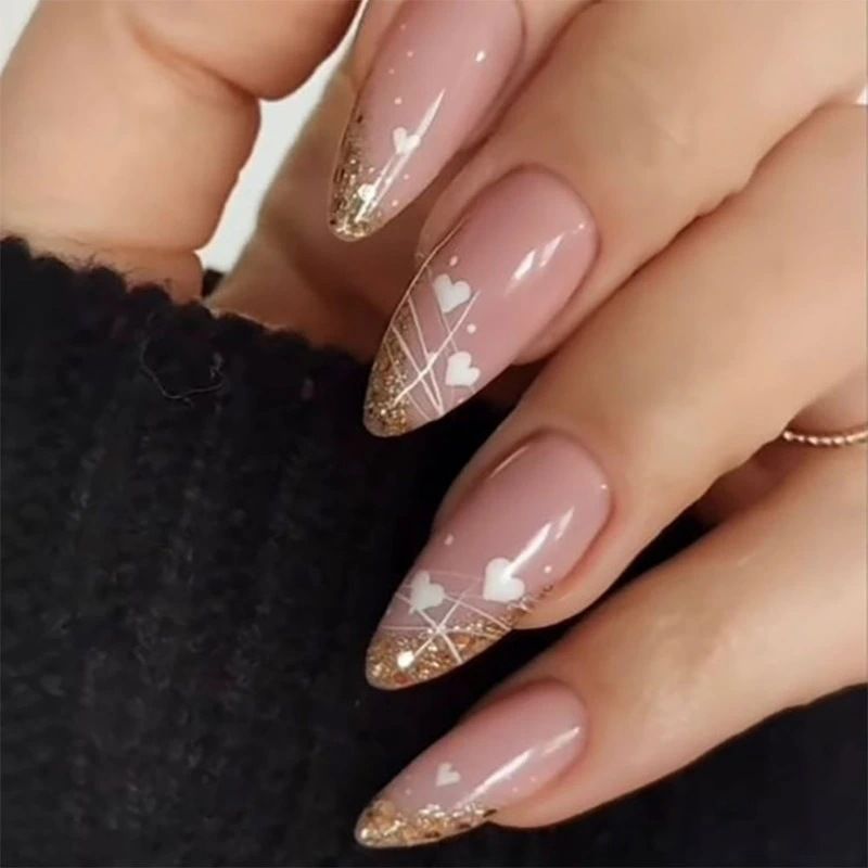 Unghie finte a mandorla per San Valentino - French tips con glitter oro e cuore, unghie finte lunghe a mandorla con colla e lima, unghie finte romantiche e glamour (LC229)_voghion.com